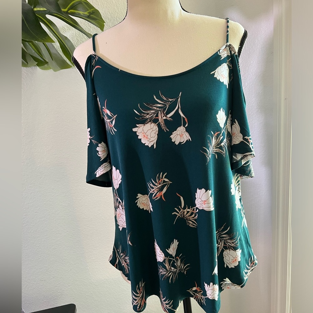 Cold shoulder top NWT - Picture 2 of 6